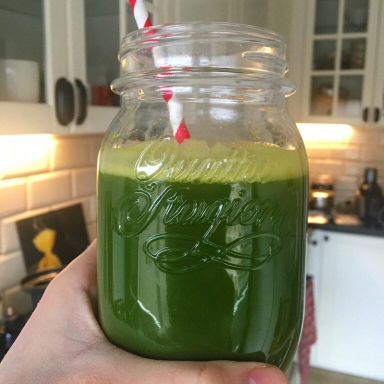 Jus de pommes et épinards frais