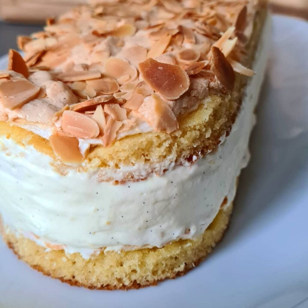 Meringue parsemée d&rsquo;amandes et une crème légère à la vanille