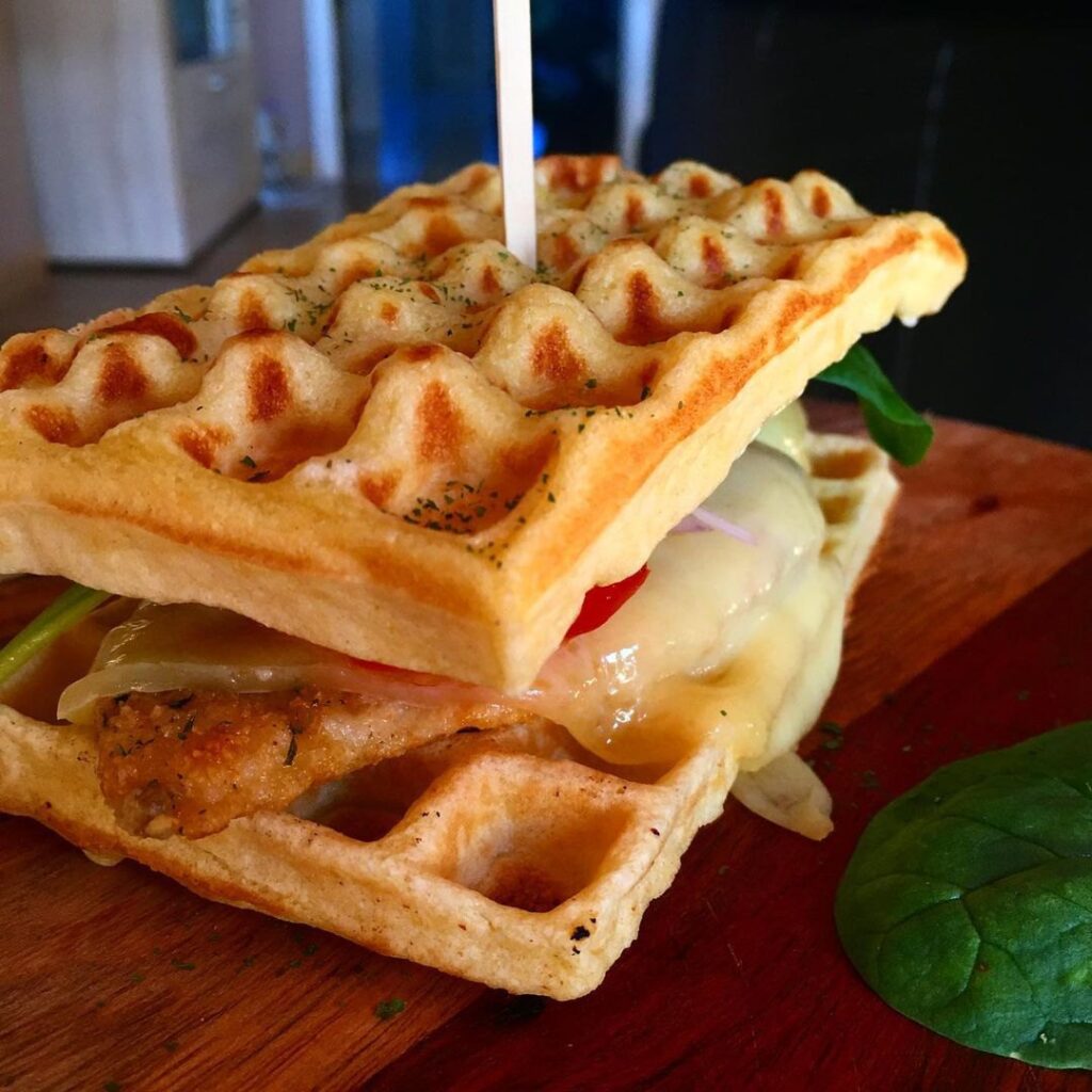 Gaufre aux pousses d&rsquo;épinards et poisson pané