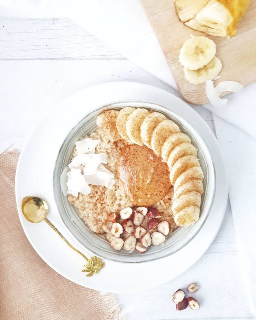 Porridge à la banane et aux noisettes