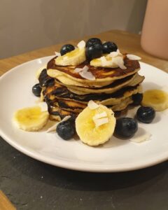 Pancakes au lait d&rsquo;amandes banane et myrtilles