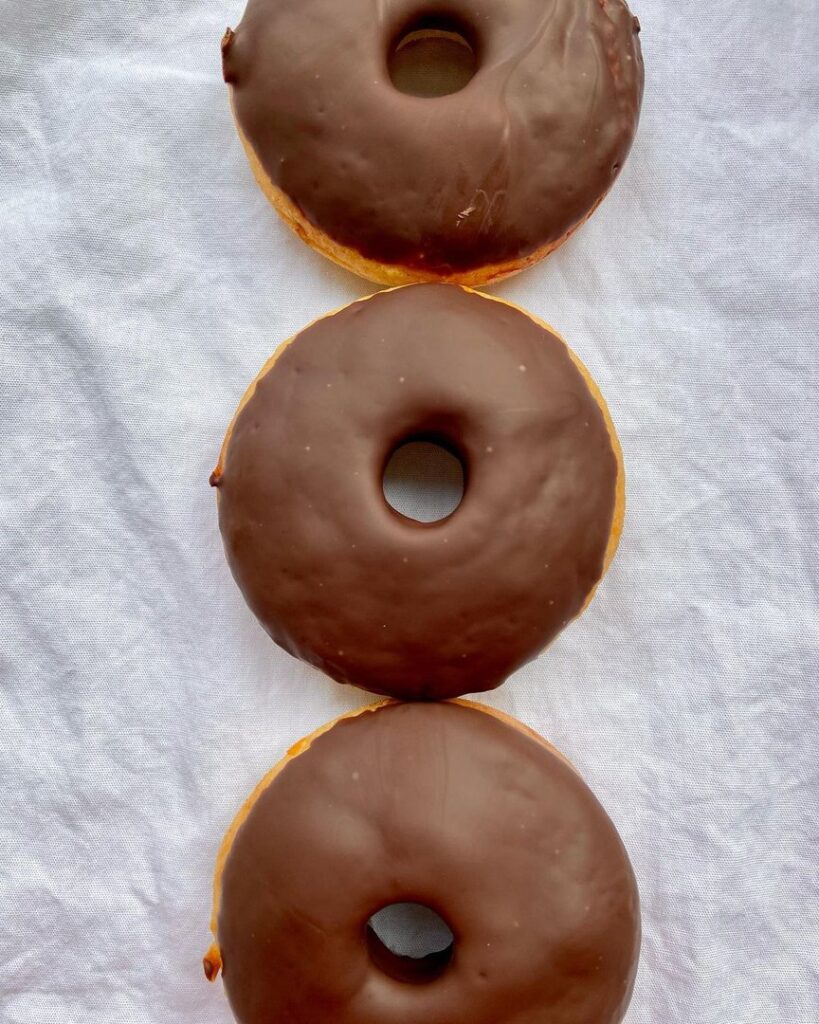 Donuts à la compote nappés de chocolat