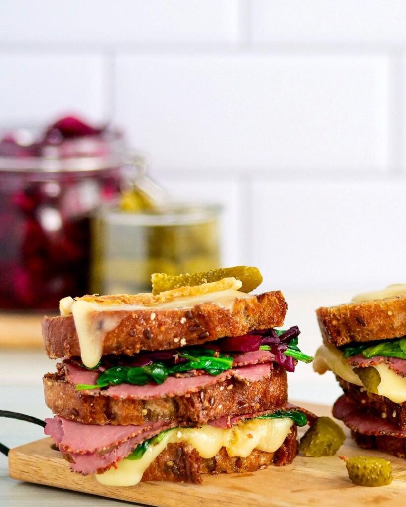 Croque au pastrami et fromage à raclette