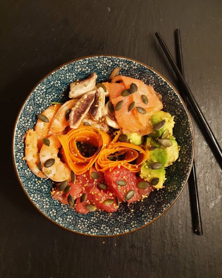 Poke bowl au saumon crevette et pamplemousse Poke bowl au saumon crevette et pamplemousse