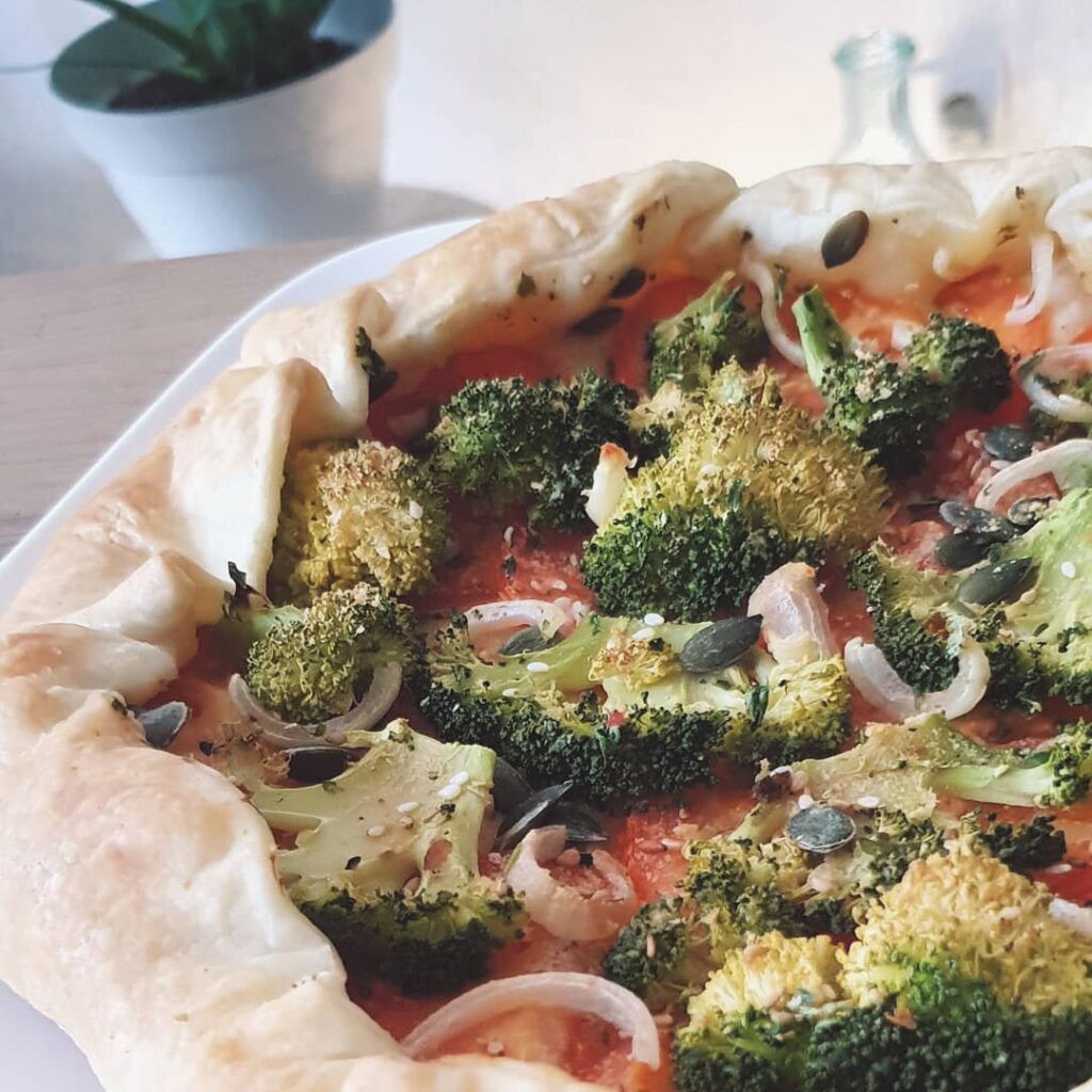 Jolie tarte tomates brocolis oignons