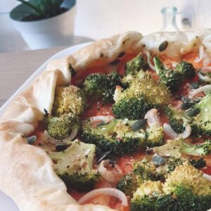 Jolie tarte tomates brocolis oignons
