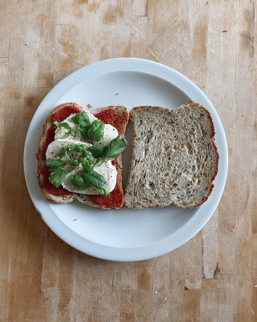 Croques aux tomates et à la mozzarella