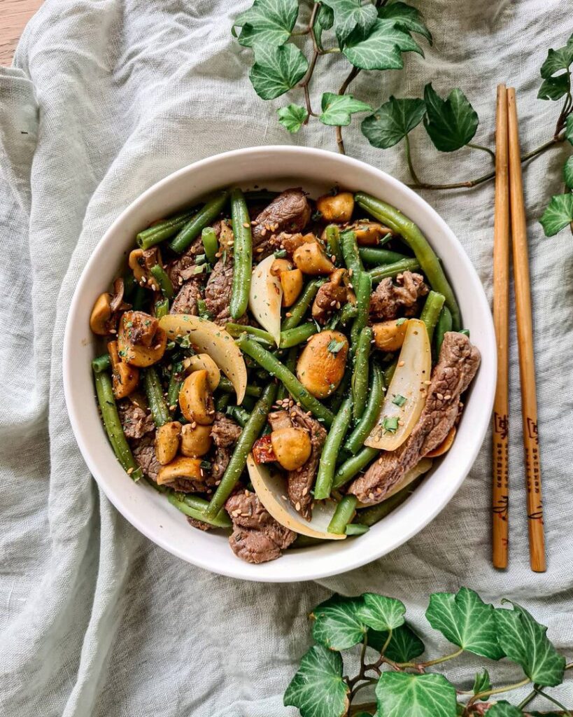 Sauté de bœuf mariné, champignons et haricots verts