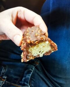 Barre chocolatée au caramel et aux amandes