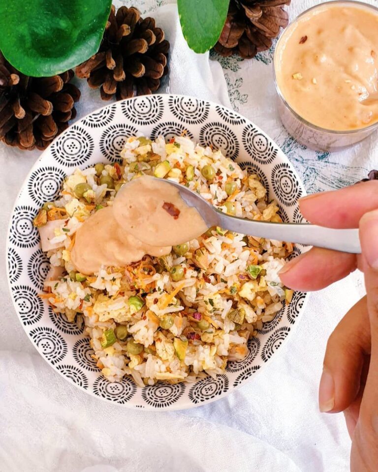 Riz cantonais avec sa sauce au beurre de cacahuète Riz cantonais avec sa sauce au beurre de cacahuète
