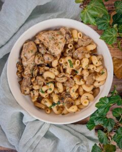 Poulet aux champignons accompagnés de pâtes en spirales