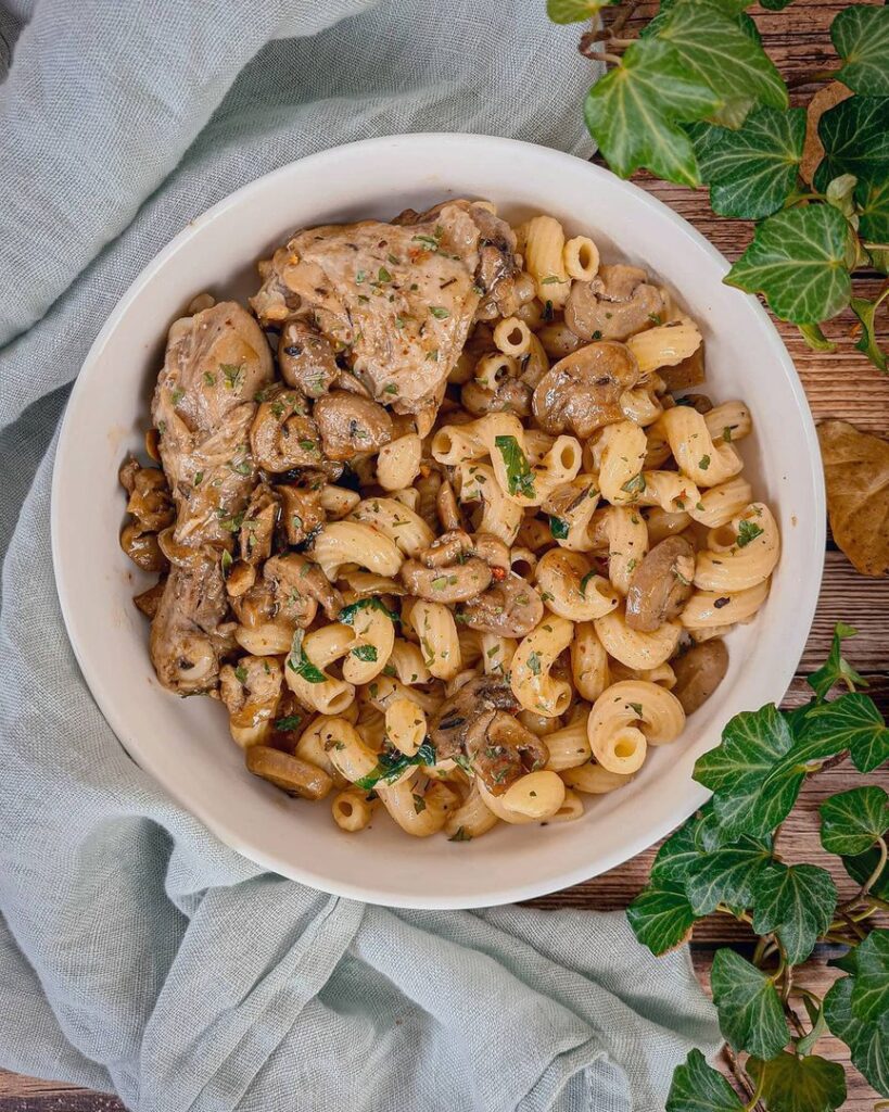 Poulet aux champignons accompagnés de pâtes en spirales
