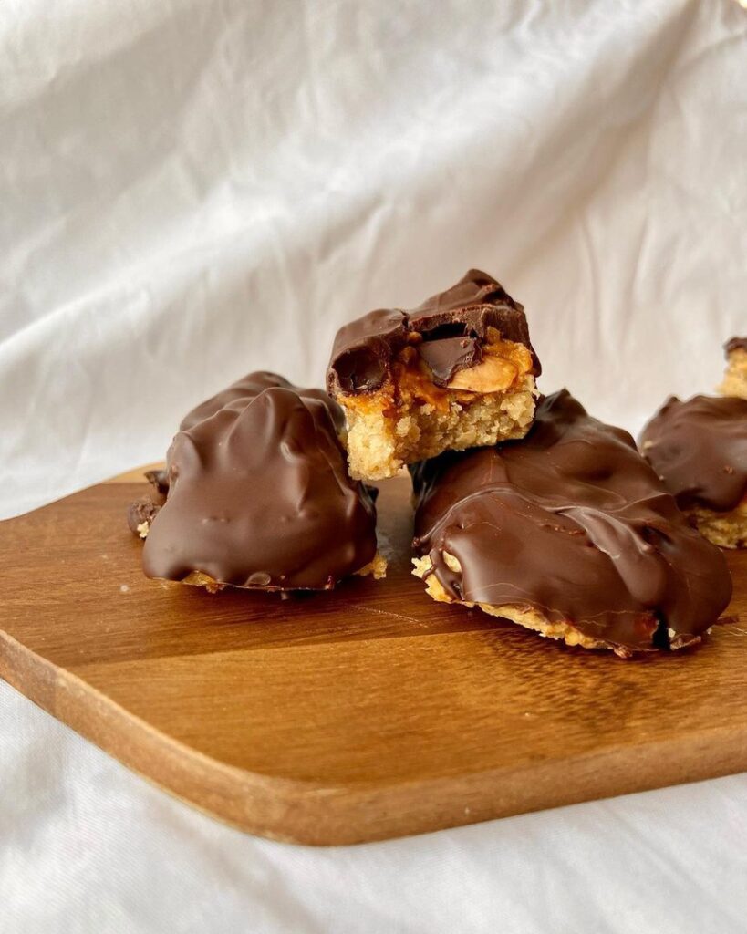 Mini barres de céréales aux cacahuètes et au chocolat