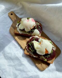 Toast ricotta, betterave & œuf mollet