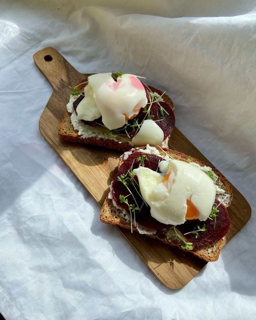Toast ricotta, betterave & œuf mollet