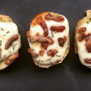 Pains à l’ail, lardons & mozza Pains à l’ail, lardons & mozza