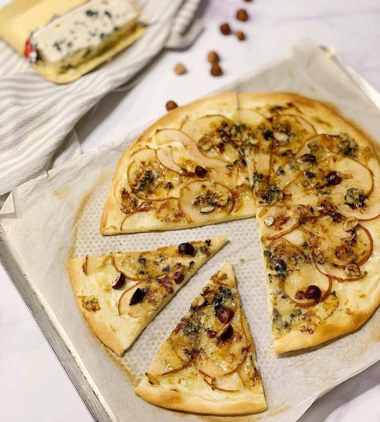 Pizza poire roquefort noisettes Pizza poire roquefort noisettes