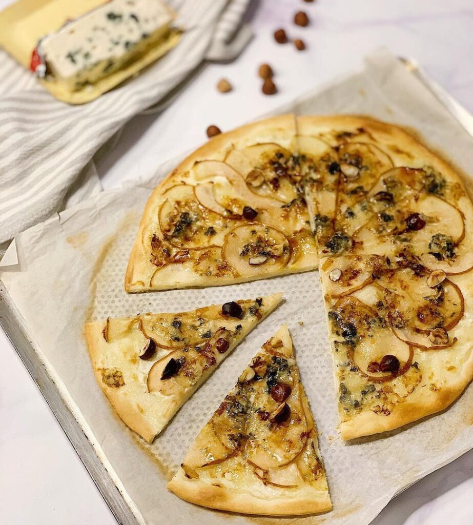Pizza poire roquefort noisettes