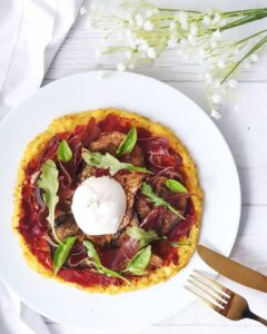 Pizza à la pâte de polenta – aubergine – burrata