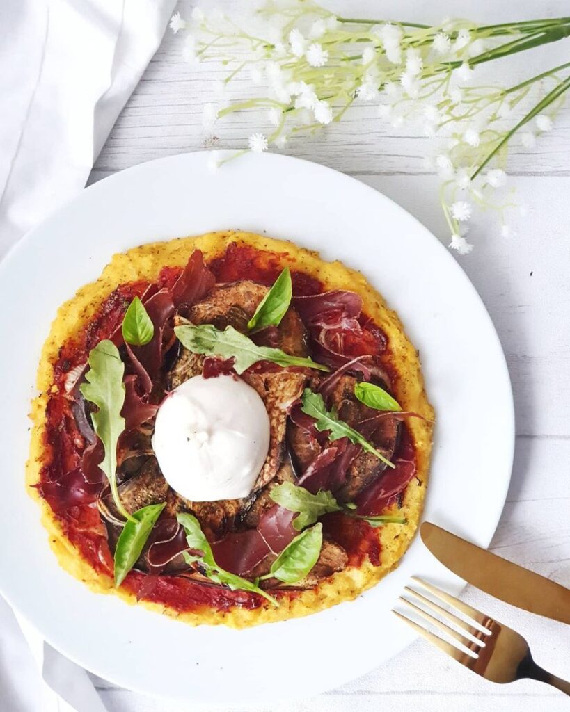 Pizza à la pâte de polenta – aubergine – burrata