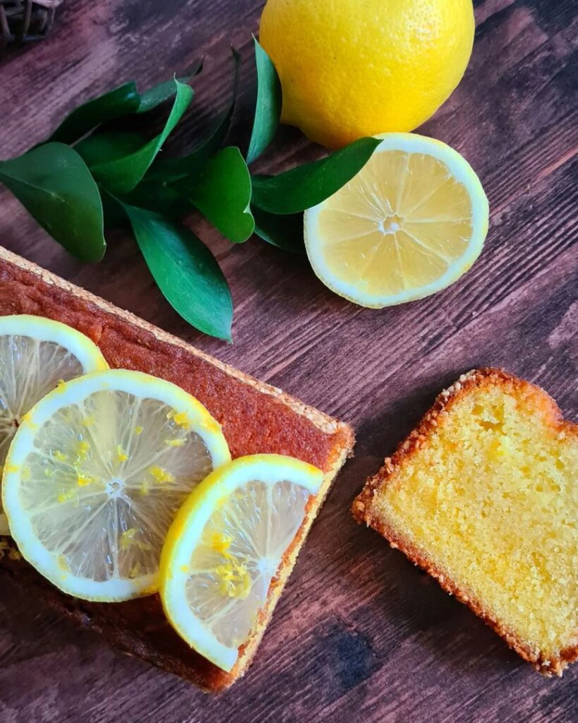 Cake citron et croûte de sésame blanc