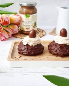 Petits chocolats pralinés et leurs oeufs chocolat