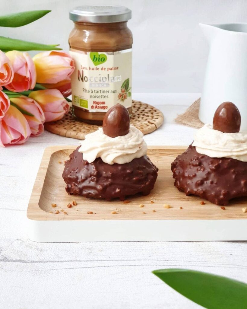 Petits chocolats pralinés et leurs oeufs chocolat