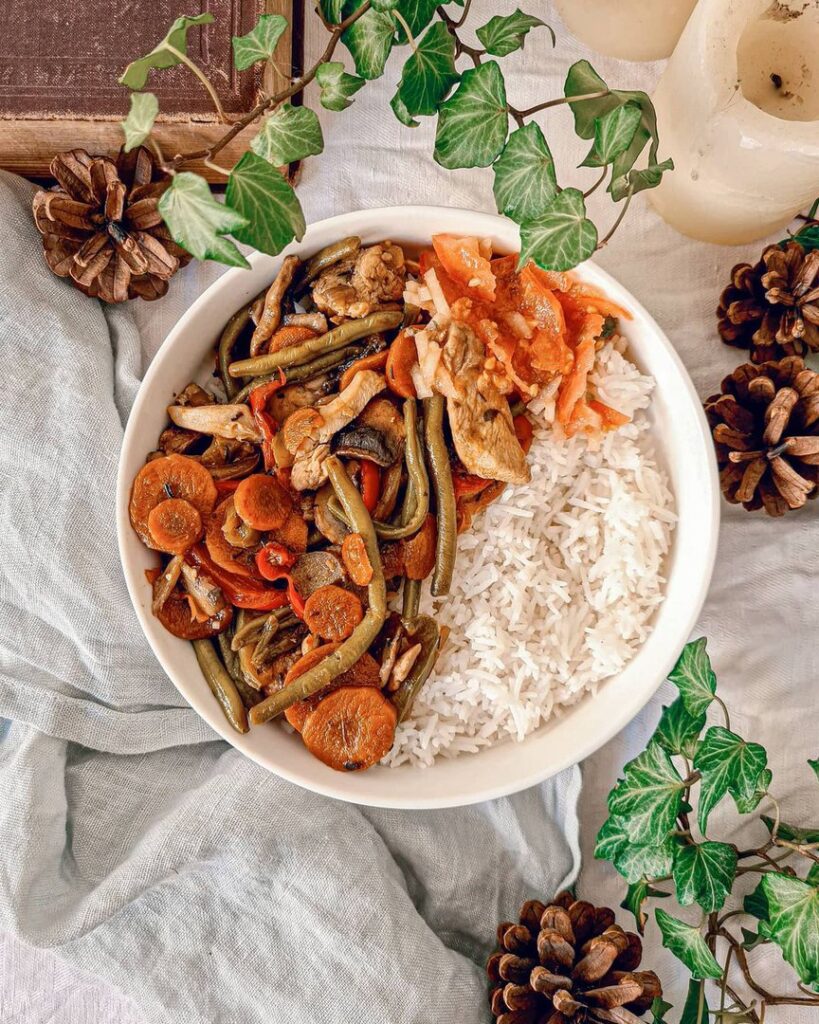 Shop suey au poulet, riz basmati et rougail tomates
