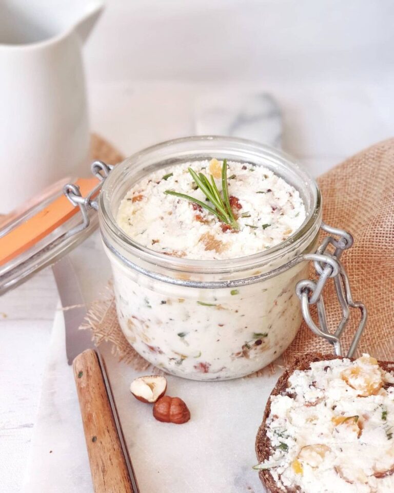 Fromage frais maison aux noisettes et aux abricots secs