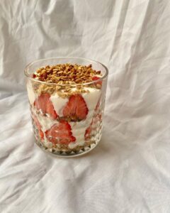 Verrines de yaourt aux fraises et granola Verrines de yaourt aux fraises et granola