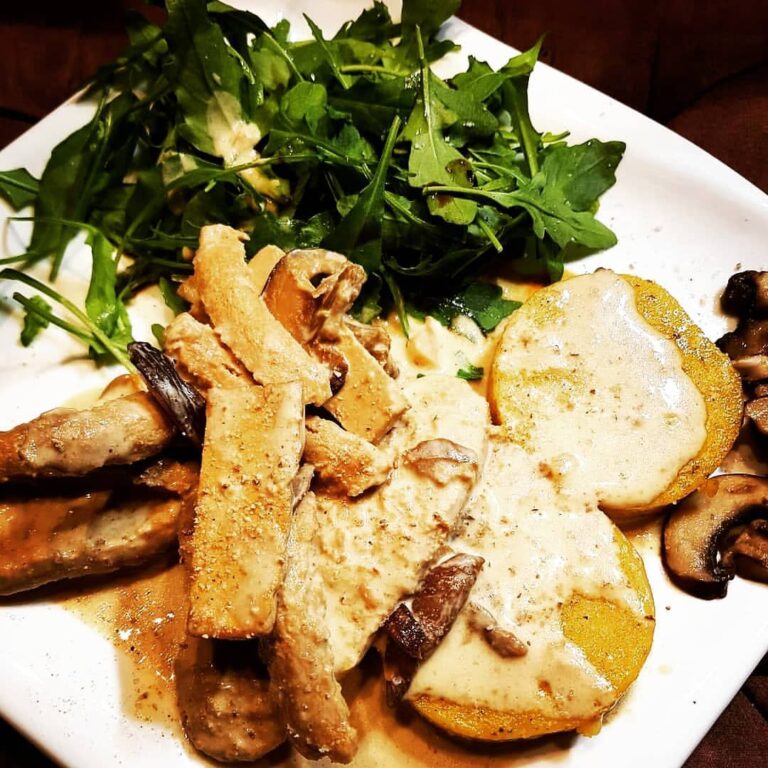 Aiguillettes de poulet au vin jaune et aux cèpes et polenta truffée Aiguillettes de poulet au vin jaune et aux cèpes et polenta truffée
