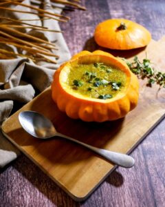 Soupe de potimarron à la verdure de saison