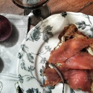 Tarte feuilletée aux oignons rouges, chèvre et truite fumée Tarte feuilletée aux oignons rouges, chèvre et truite fumée