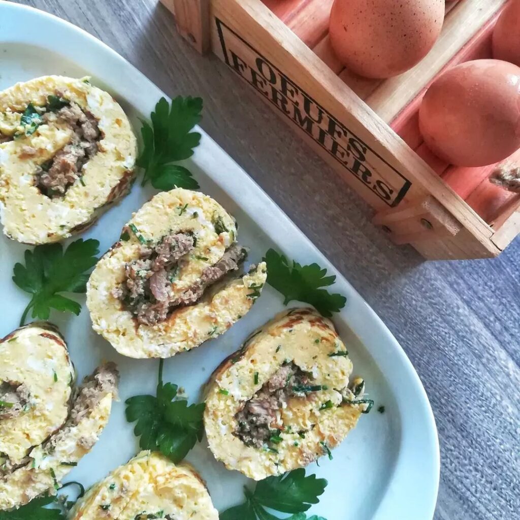 Omelette froide roulée au thon