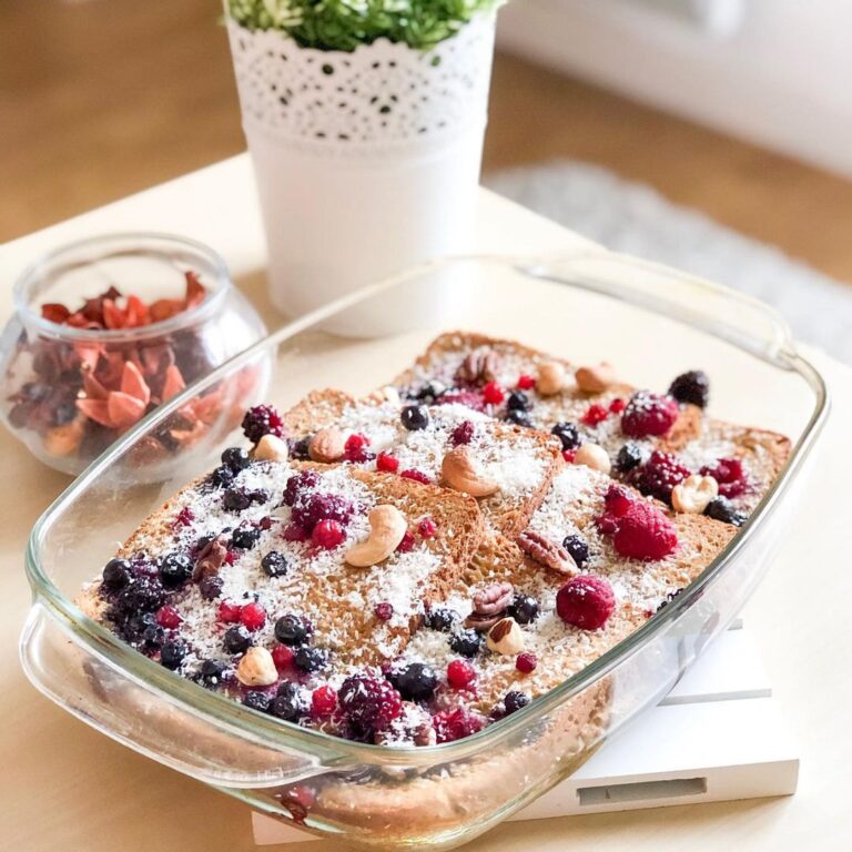 Pain perdu au four aux noix et fruits rouges