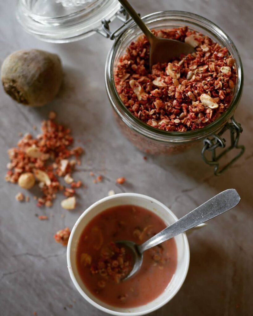 Granola gourmand à la betterave et au beurre d’érable