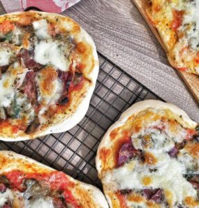 Pizzas à la pancetta aux champignons et oignons