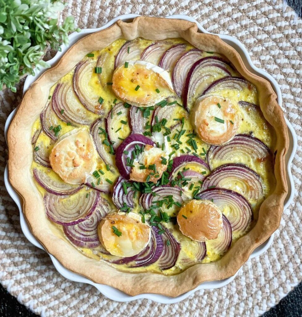 Tarte au chèvre et à l’oignon rouge