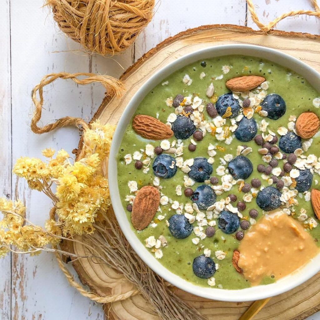 Smoothie bol au lait d&rsquo;amande myrtilles et amandes