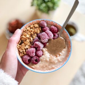 Porridge aux framboises et pêche