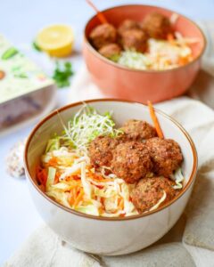 Salade thai aux boulettes de lentilles – courgettes -menthe