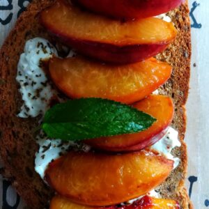 Tartine chèvre nectarine rôtie