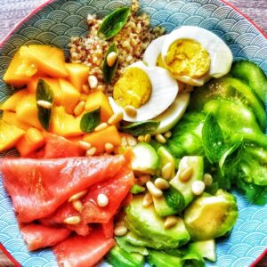 Poke bowl à la truite fumée, quinoa, mangue, avocat, tomates Poke bowl à la truite fumée, quinoa, mangue, avocat, tomates