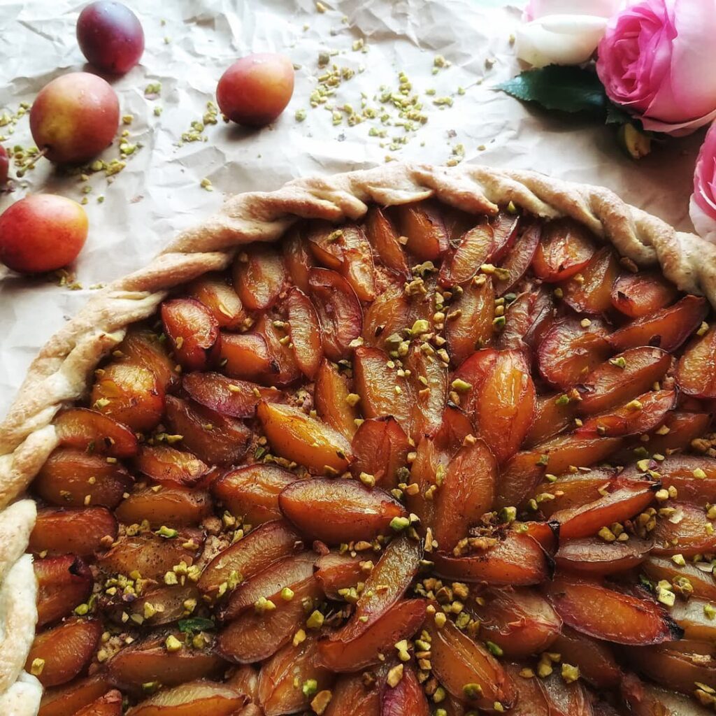 Tarte aux prunes et aux pistaches