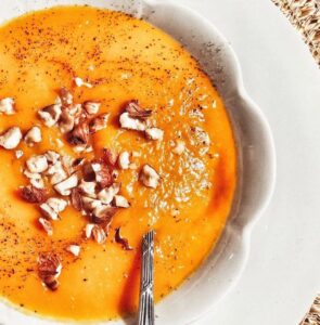 Velouté de potimarron rôti aux noisettes grillées Velouté de potimarron rôti aux noisettes grillées