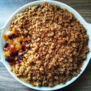 Crumble aux nectarines et à la confiture de fruits rouges