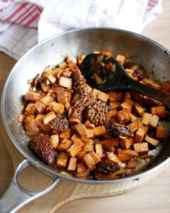 Sauté de tofu fumé aux morilles