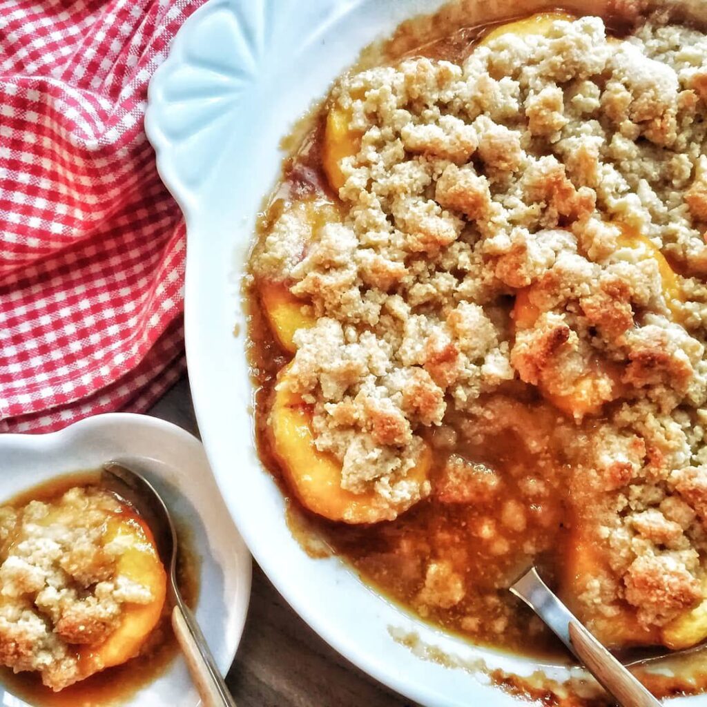 Pêches caramélisées en crumble