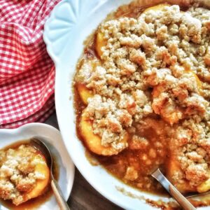 Pêches caramélisées en crumble