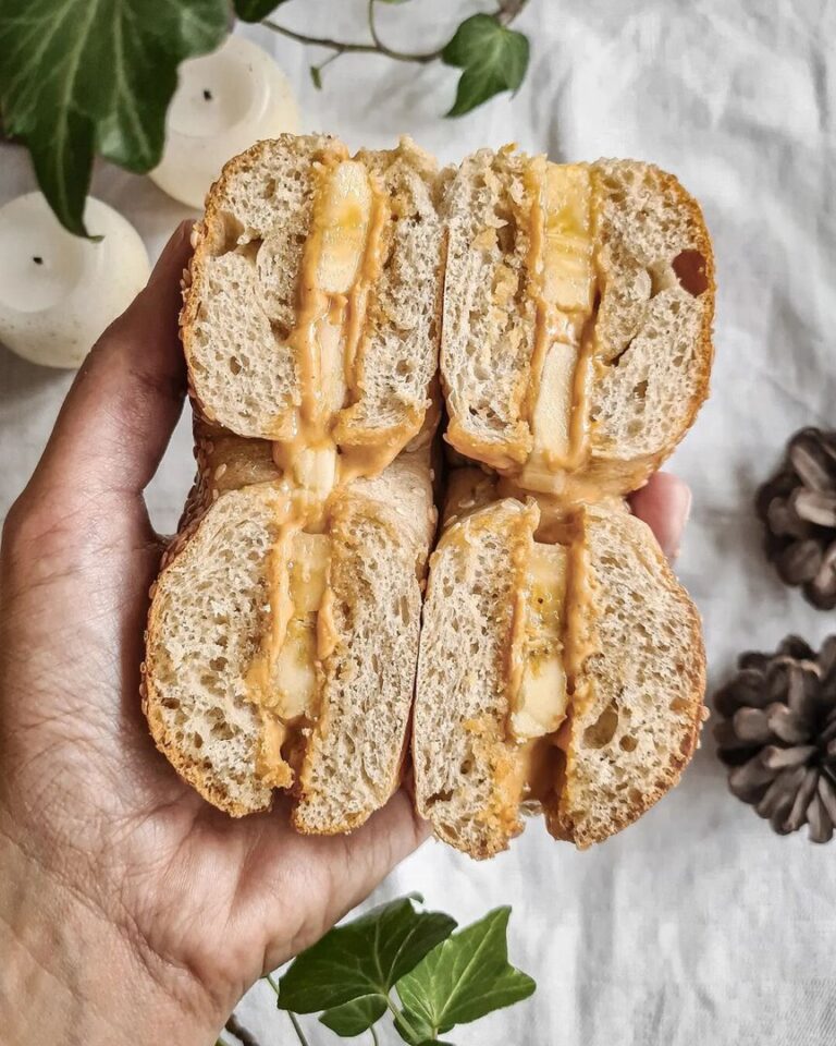 Bagel au beurre de cacahuète, banane et miel Bagel au beurre de cacahuète, banane et miel